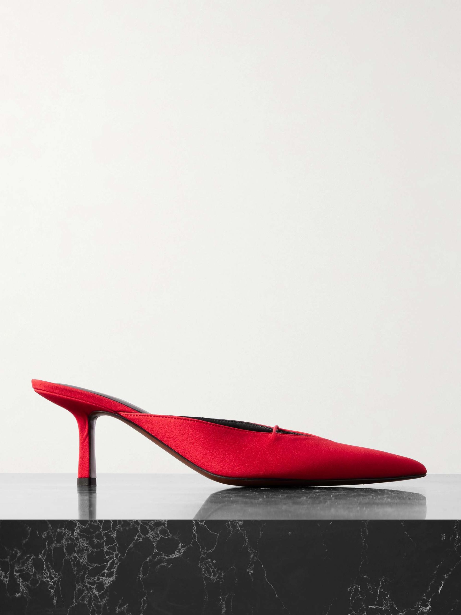 xaLqs77aA2mQ8oCqCckwGF-320-80 7 人のファッション関係者に、クローゼットの中で最も物議を醸したもの - こぼれたものを教えてもらいました