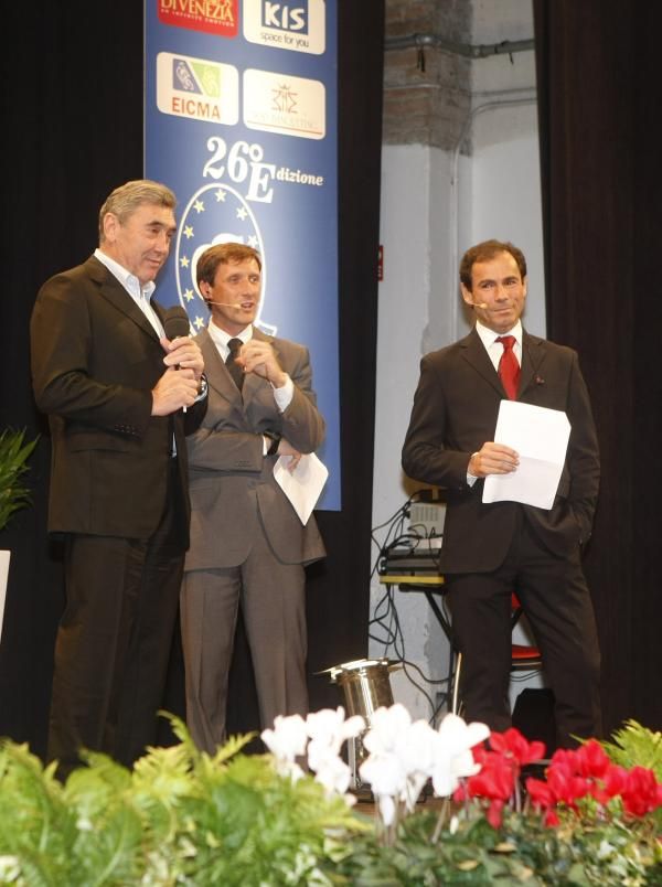 Eddy Merckx on stage with Davide Cassani.