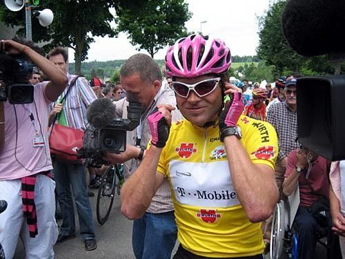 Jan Ullrich (T-Mobile) is surrounded by paparazzi