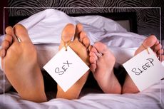 sex/sleep signs on bare feet in bed