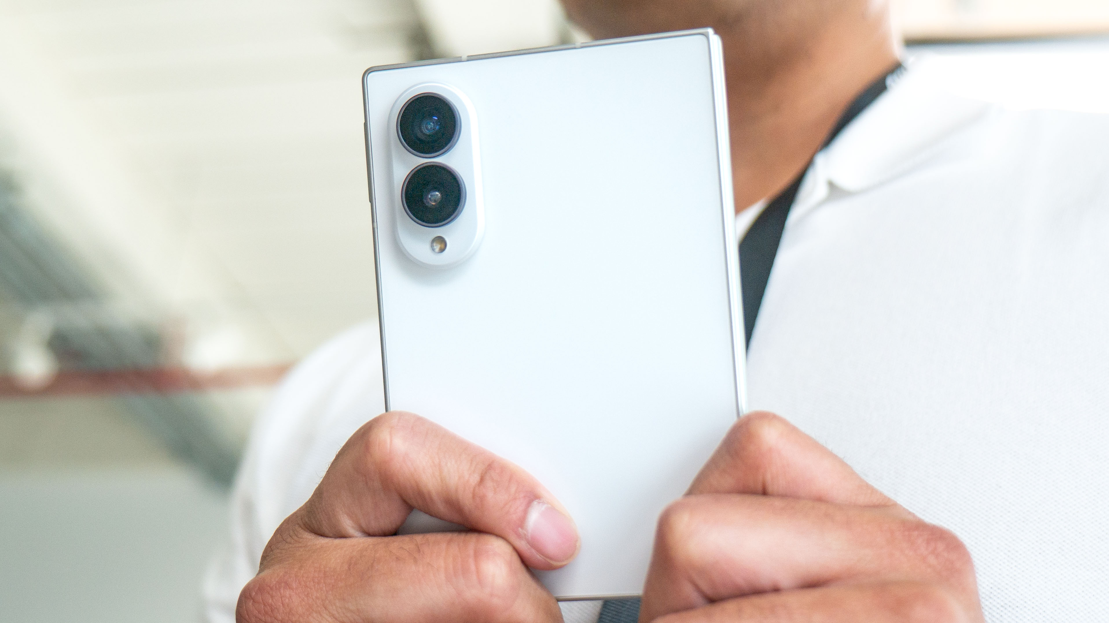 Galaxy Z Fold 8 در دست نشان داده شده است