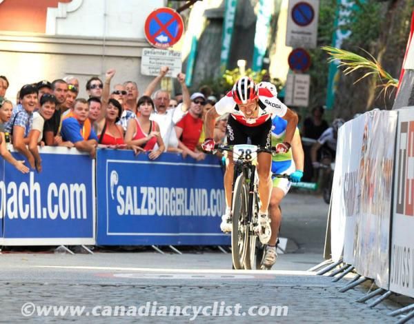 Ralph Naef (Switzerland) leads as they head for the line in the Big Final