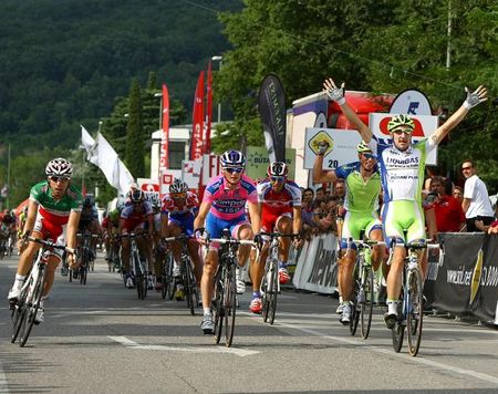 Elia Viviani (Liquigas-Cannondale) wins stage 1