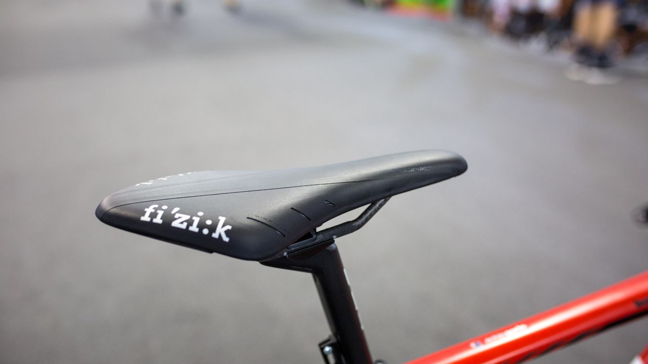 Fizik Arione saddle with marks on the carbon seat rails for setup
