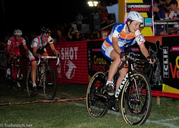 Sanne van Paassen (Rabobank-Giant Offroad Team) leading the race