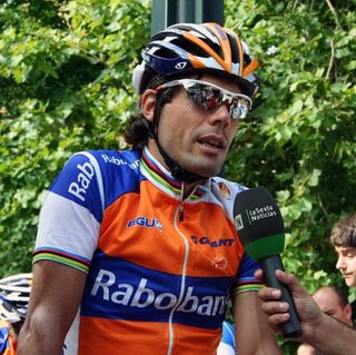 Oscar Freire (Rabobank) speaks to the press before the start.