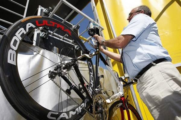 Vladimir Karpets' bike gets a quick adjustment