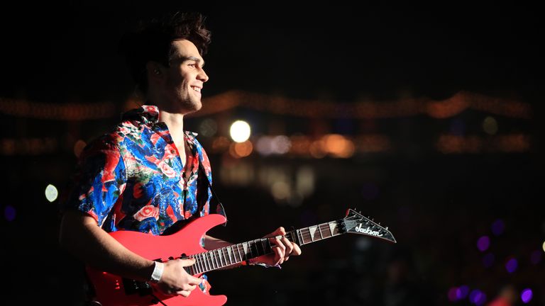Guitar, Guitarist, Musician, Musical instrument, Performance, String instrument, Music, Plucked string instruments, String instrument, Performing arts,