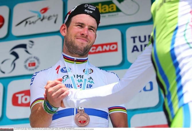Mark Cavendish congratulates Elia Viviani