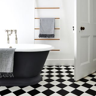 budget bathroom ideas, black and white bath room with monochromatic check floor tiles, black bath