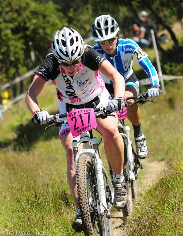 Kathy Sherwin (NoTubes) rides with Kelli Emmett (Giant)