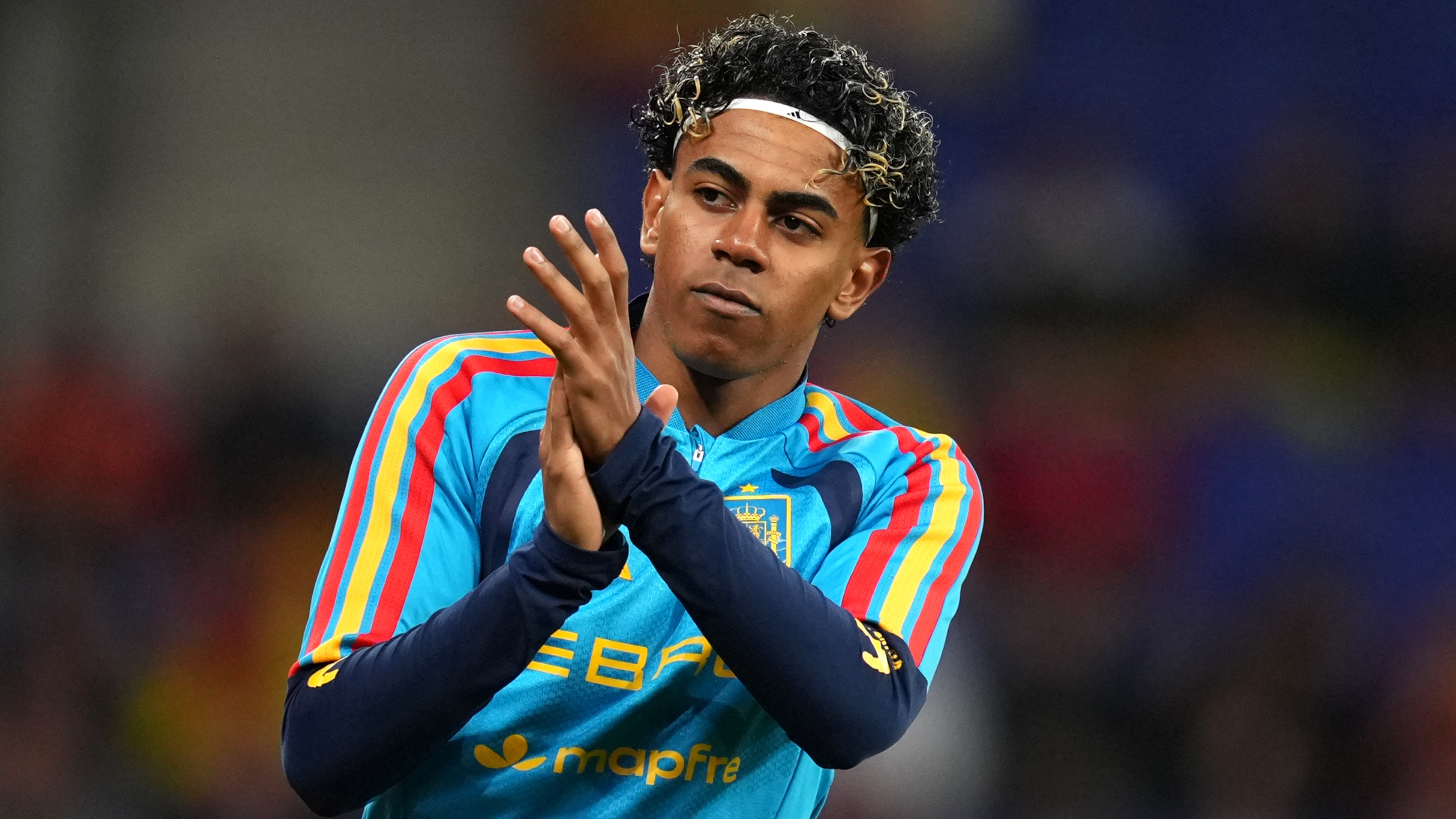 Lamine Yamal warming up for Spain