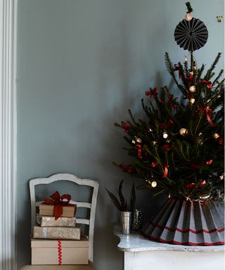 Christmas tree skirt ideas with small tree