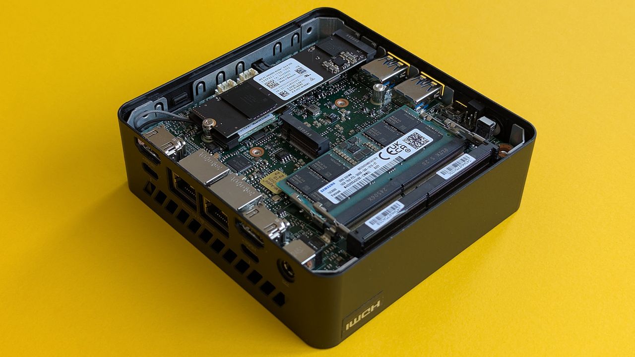 MSI Cubi NUC A1 1UMG mini PC internal components