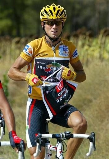 Alejandro Valverde (Caisse d'Epargne-Illes Balears) about to discover what's in his bag of swag.