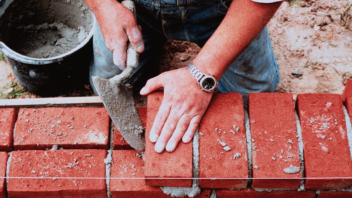 Builder Layer Brick Wall Using Mortar Mix