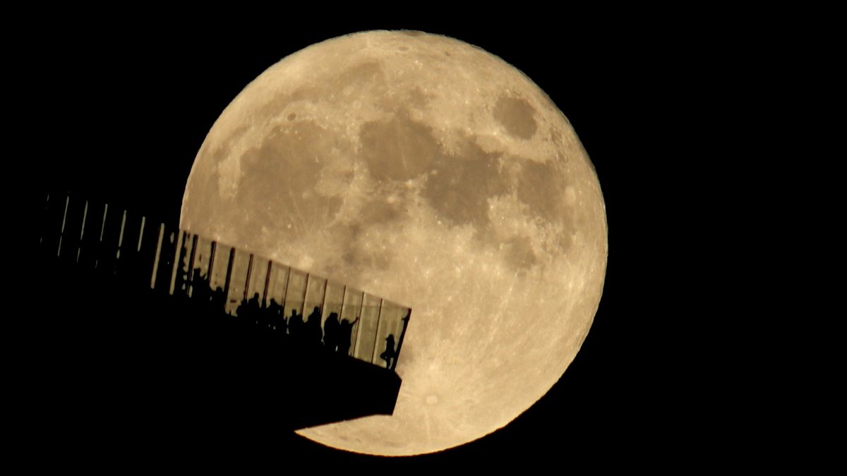 The full Hunter&#039;s Moon rises over New York City