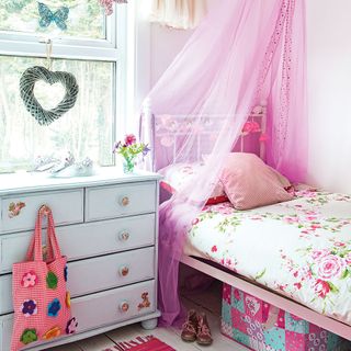 Girl's bedroom with single bed