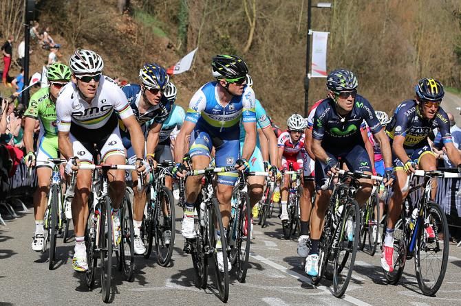 The chasers look at each other on the Cauberg
