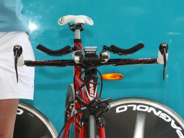 Bouygues Telecom looks to be taking the literal translation of the UCI's 'two-level' bar rule - the base bar and extensions are virtually in the same horizontal plane here.