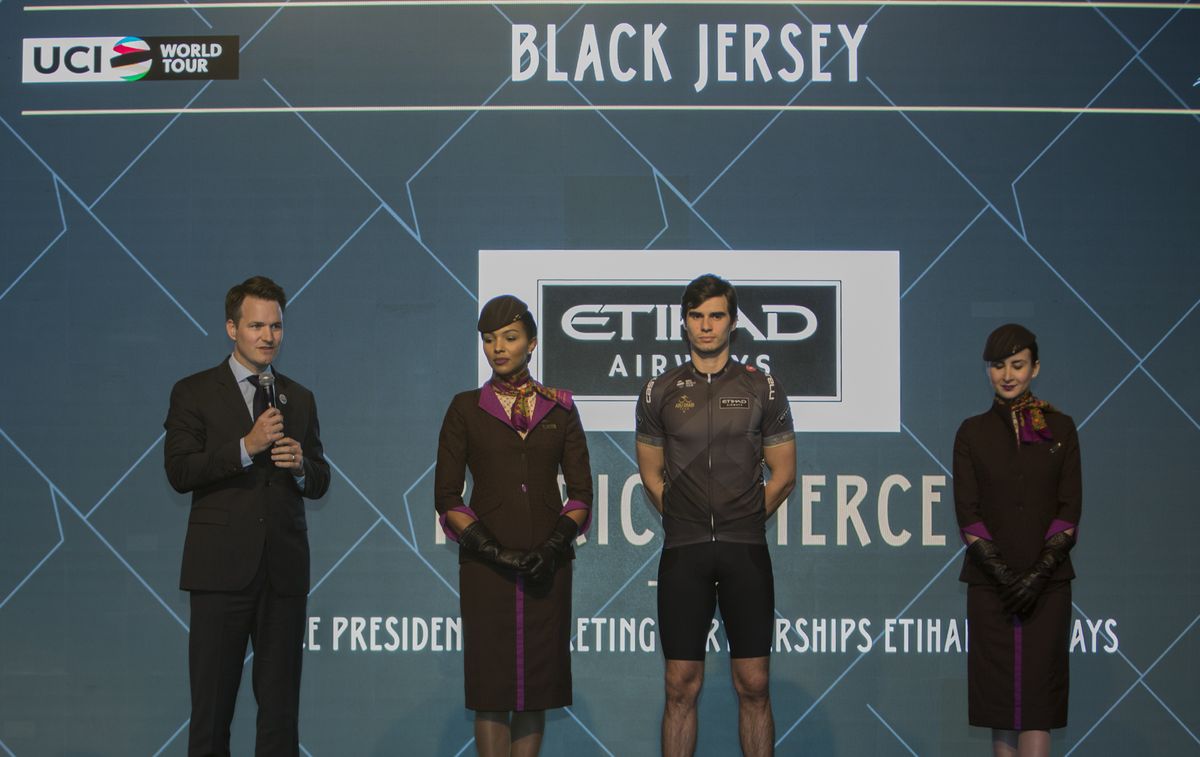 Black jersey for the intermediate sprints classification