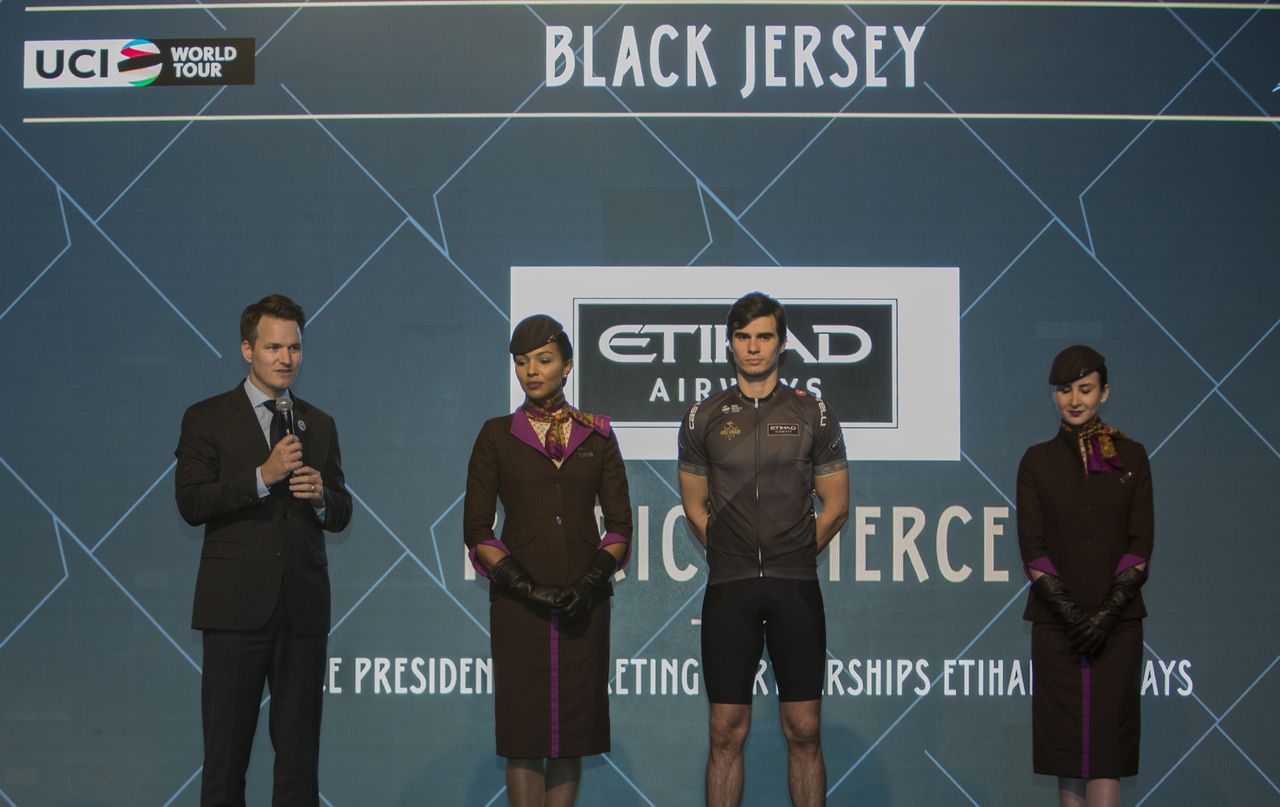 Black jersey for the intermediate sprints classification