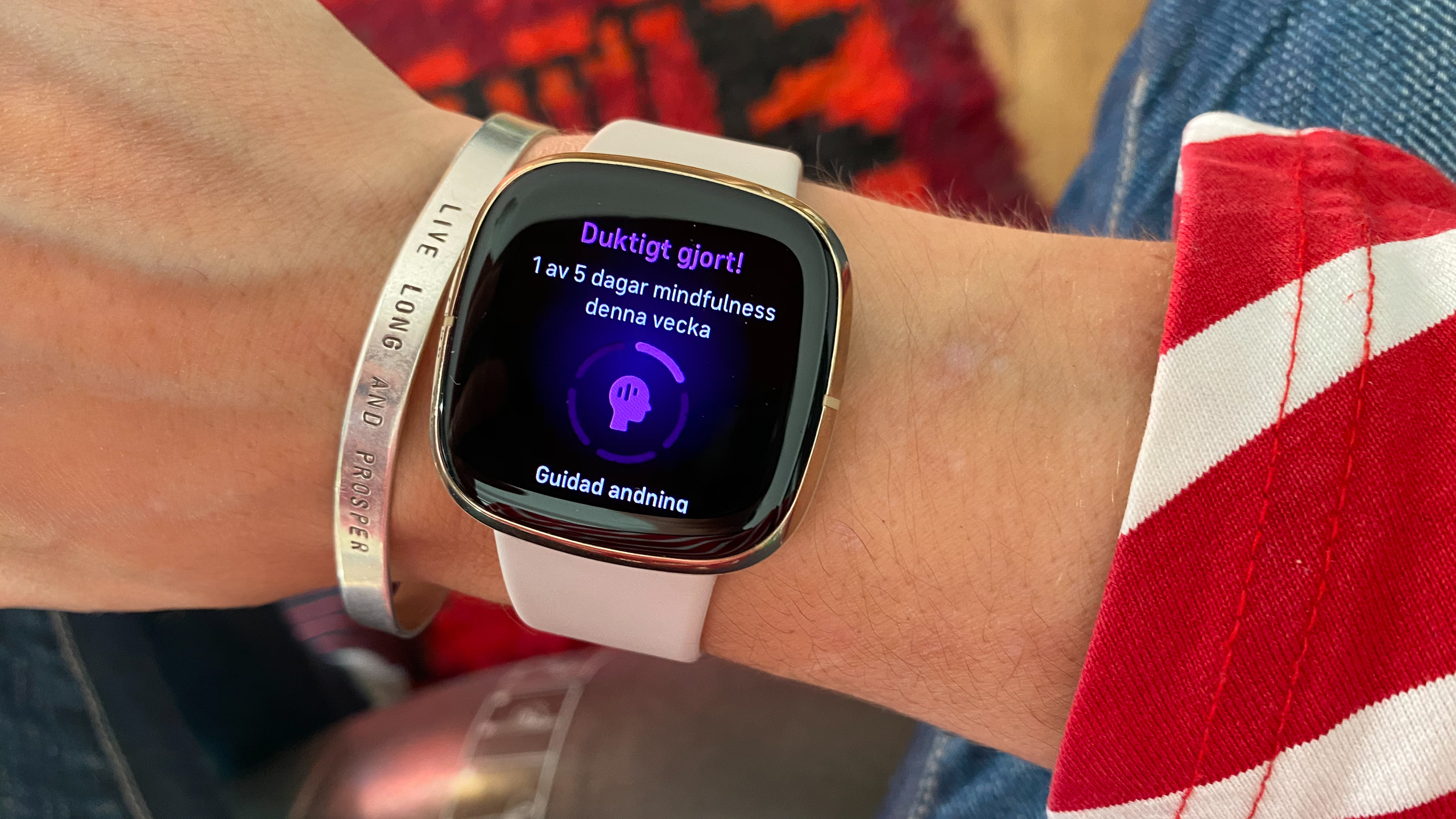 Fitbit Sense rundt håndledd.