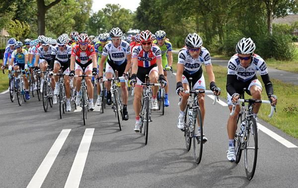 Alexandr Kolobnev (Saxo Bank) leads the group.