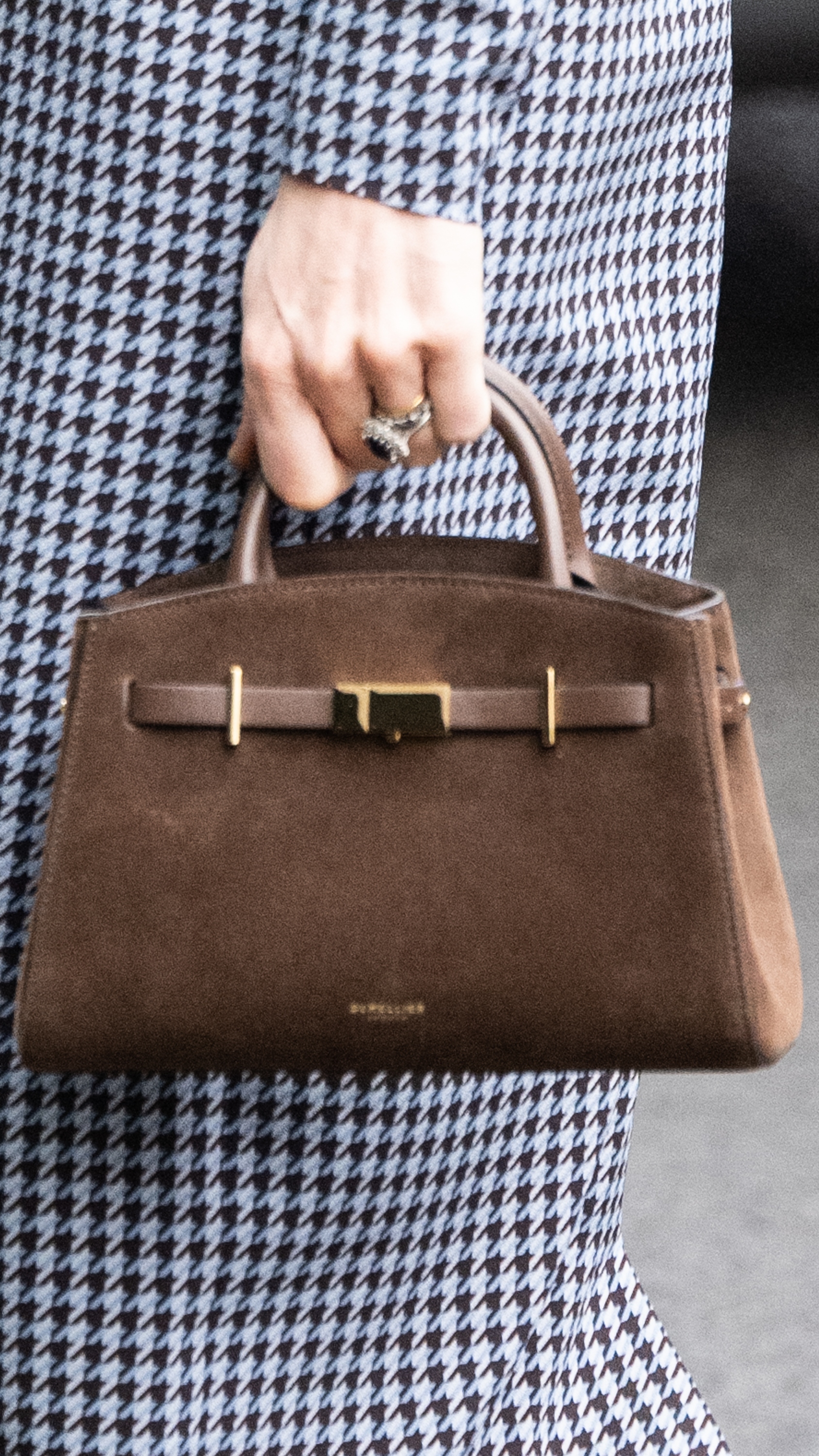 A close-up picture of Catherine, Princess of Wales&#039;s bag as she arrives to visit children&#039;s mental health charity Anna Freud at Anna Freud Centre on November 27, 2025