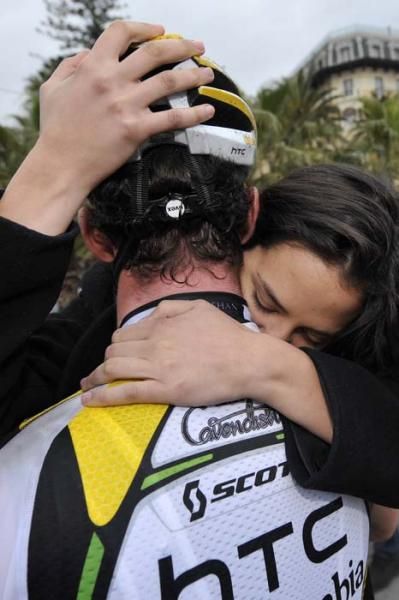 Mark Cavendish (HTC - Columbia) gets a post-race hug.