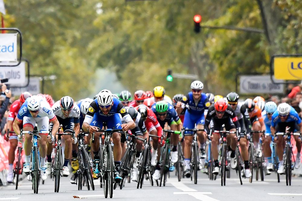 Fernando Gaviria holds off the pack to win Paris-Tours