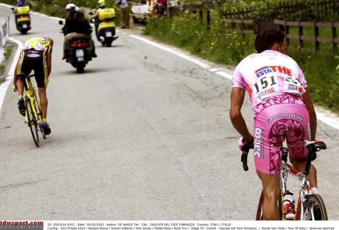 Marco Pantani on the attack ahead of maglia rosa Gilberto Simoni during stage 19 of the 2003 Giro d'Italia