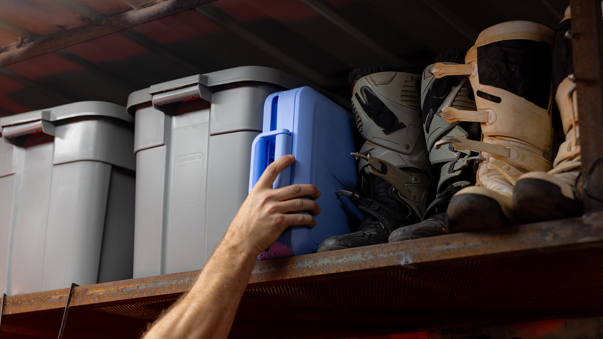 Coleman Snap &amp;rsquo;N Go collapsible cooler in action