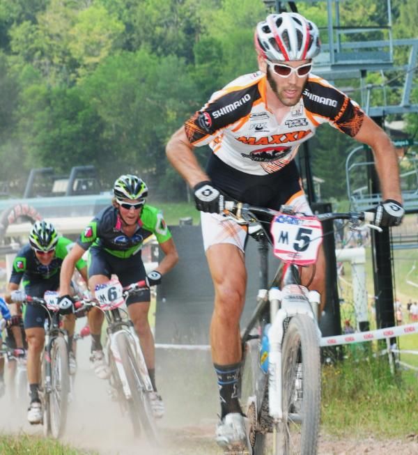 Geoff Kabush (Team Maxxis-Rocky Mt.) on the attack.