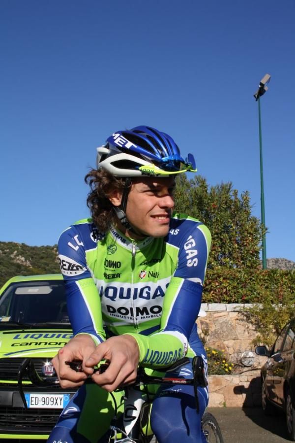Daniel Oss checks his bars