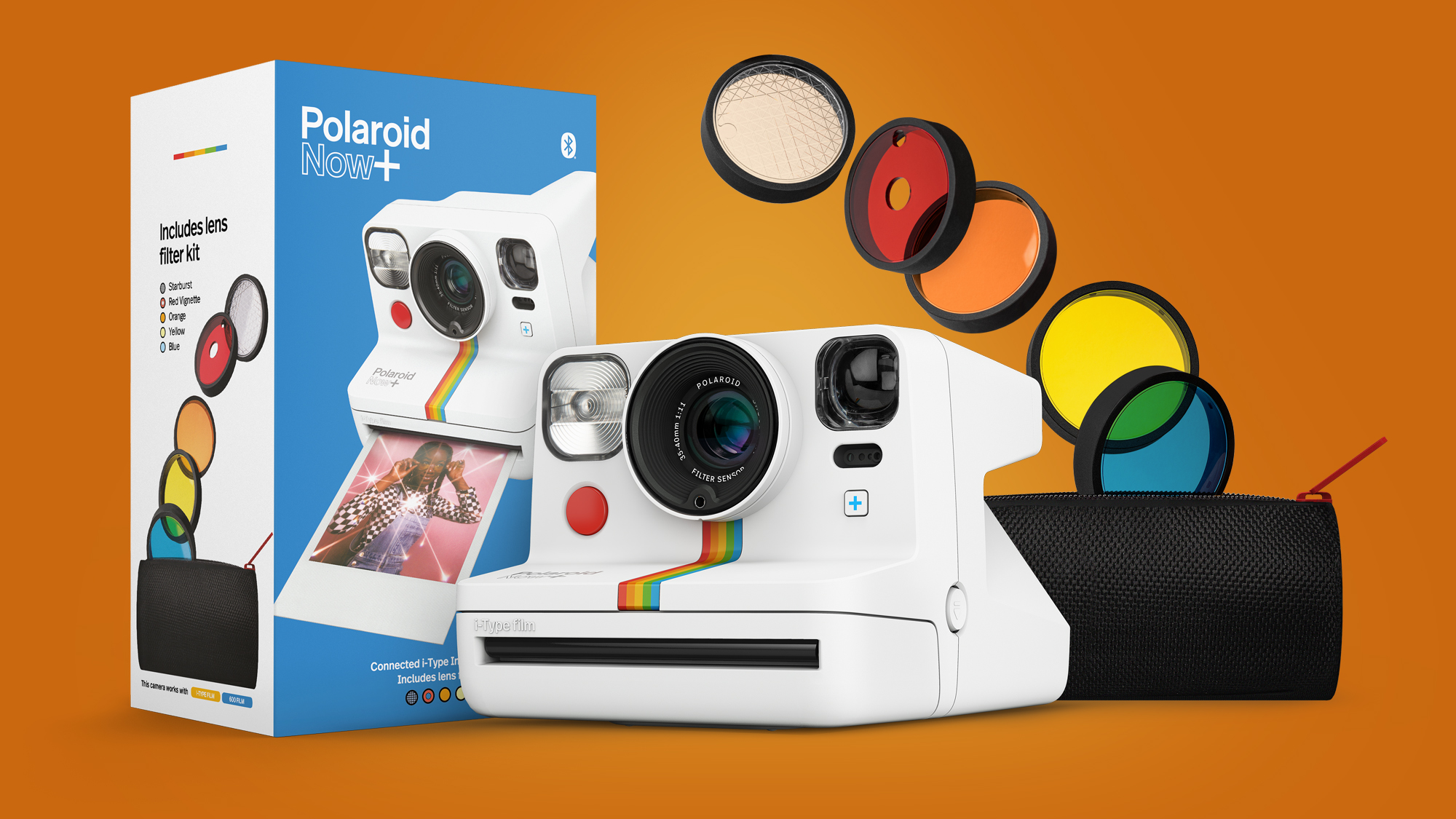 Kamera instan Polaroid Now+ dengan kotak dan filternya pada latar belakang oranye