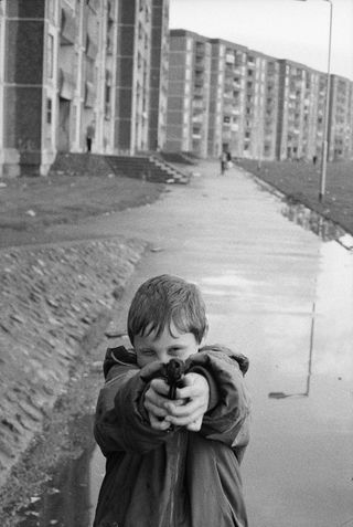 Ballymun, quartier nord de Dublin, Irlande, 1993, by Martine Franck