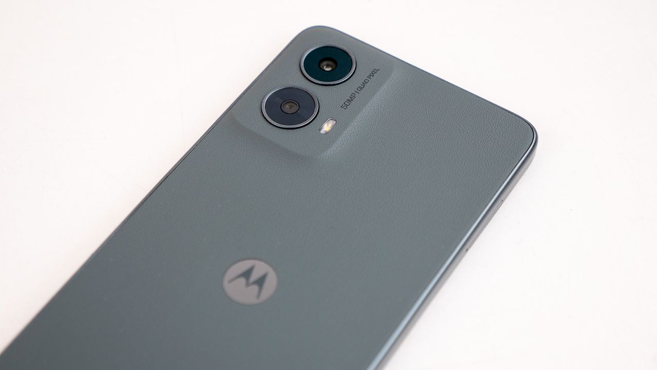 The vegan leather back of the Moto G 5G 2024