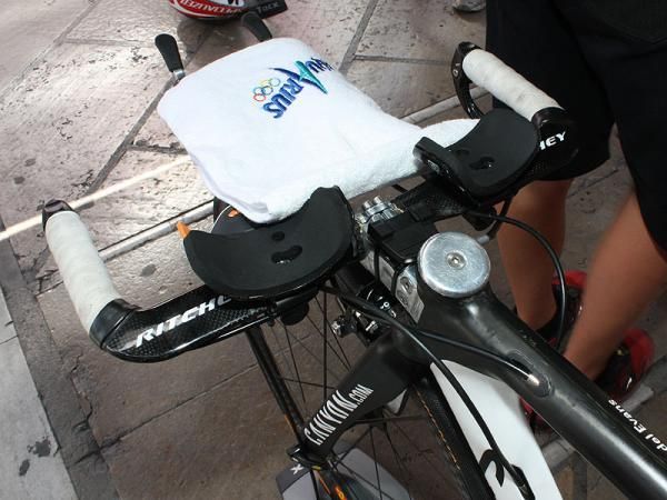 A shallow aluminum dummy cap makes for an extremely shorter steerer tube length and allows the mechanics to properly preload the headset bearings.