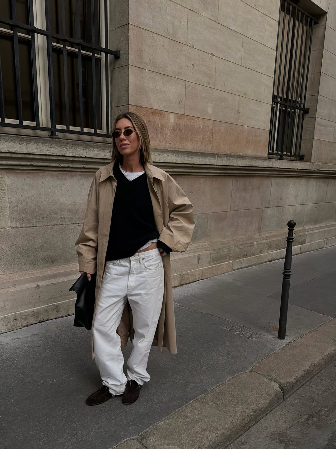 @hannahlewisstylist wears white jeans, navy jumper, trench coat