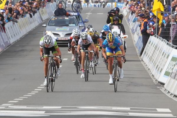 Sprinting for third - Marianne Vos (Nederland Bloeit) ahead of Emma Johansson (Hitec Products)