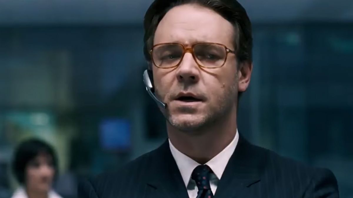 Russell Crowe wearing a suit and glasses in A Good Year