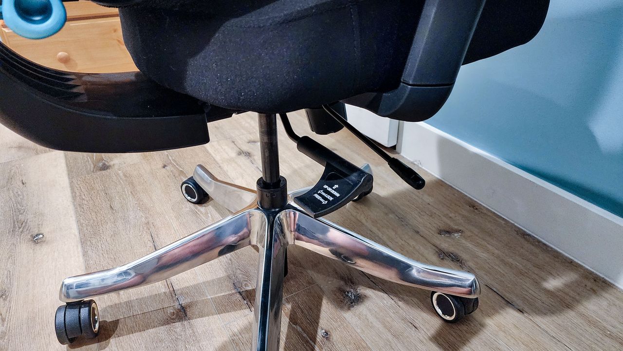 Eureka Axion gaming chair lever