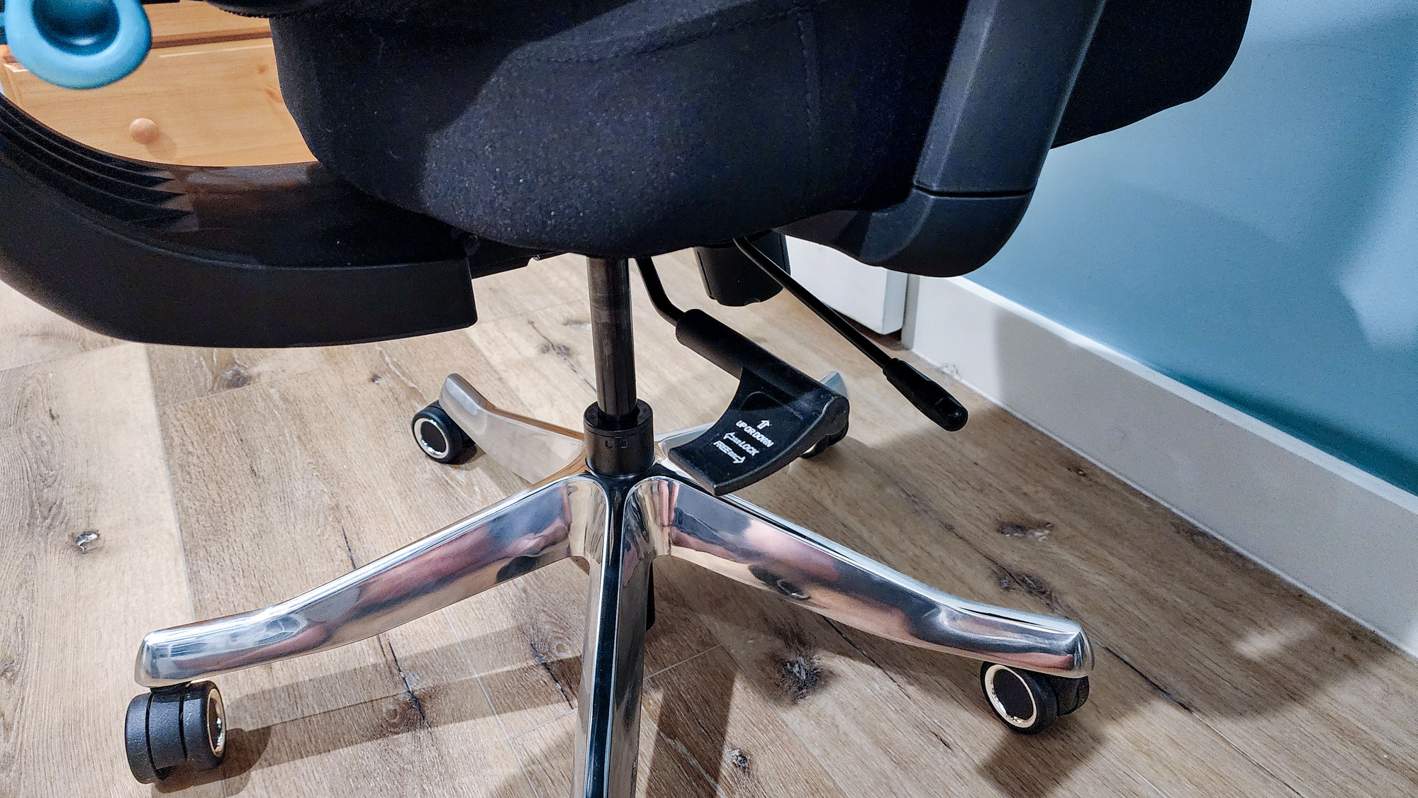 Eureka Axion gaming chair lever