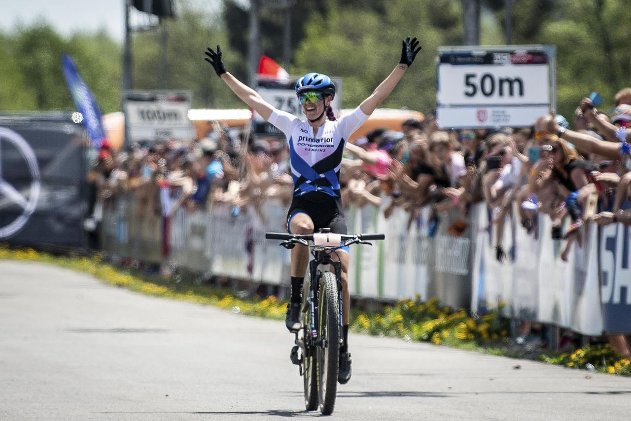 Rebecca McConnell (Primaflor Mondraker Xsauce) taking the win