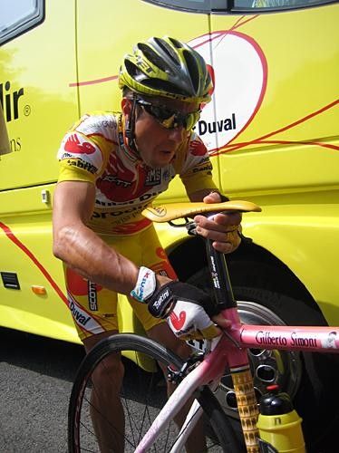 Gilberto Simoni adjusting his saddle before the start in Tarbes.