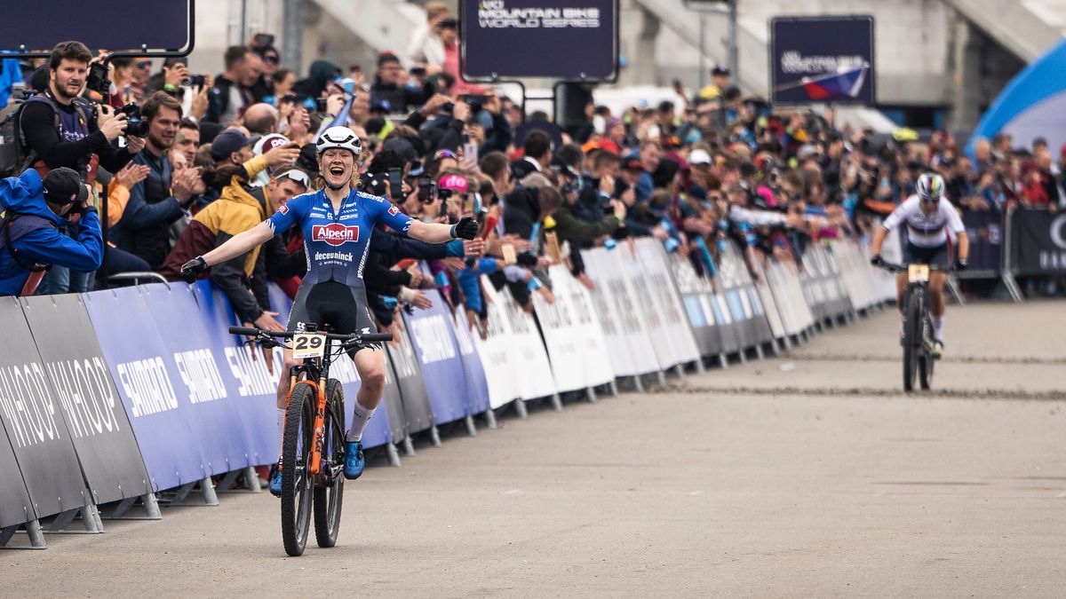 Puck Pieterse And Tom Pidcock Secure Thrilling Cross-Country MTB World ...