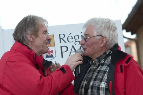 Legendary French rider Raymond Poulidor speaks with Daniel Mangeas.