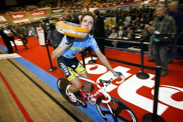 Argentina's Sebastian Donadio has a snack in Gent.