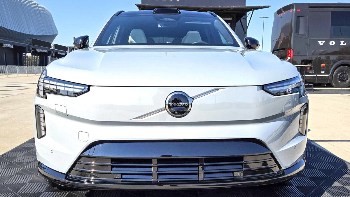 2025 Volvo EX90 first look.